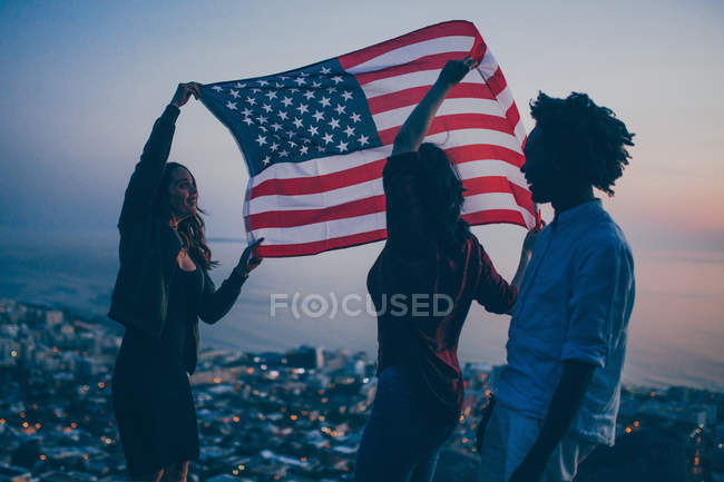 Люди празднующие с флагом США — стоковое фото