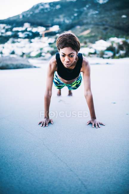 Woman doing fitness exercise — Stock Photo