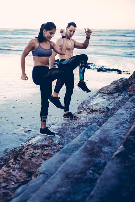 Sportliches Paar trainiert gemeinsam — Stockfoto