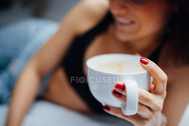 Mujer sosteniendo taza de café - foto de stock
