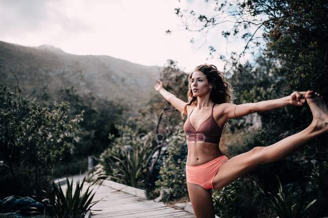 Femme pratiquant le yoga — Photo de stock