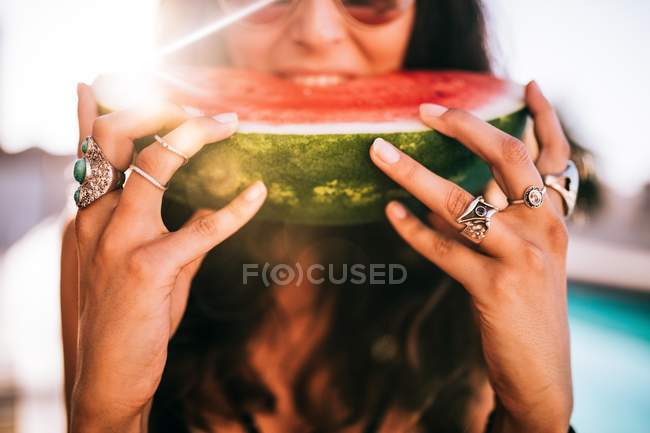 Женщина ест арбуз — стоковое фото