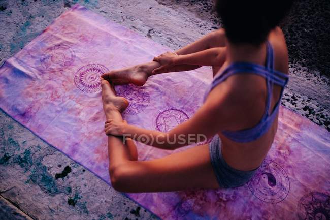 Молодая белая женщина медитирует на коврике для йоги — стоковое фото