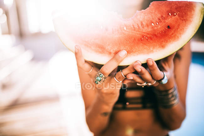 Mulher segurando fatia de melancia fresca — Fotografia de Stock