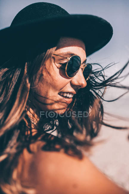Mulher usando chapéu e óculos de sol — Fotografia de Stock