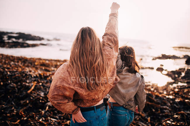 Amigos andando com as mãos para cima — Fotografia de Stock