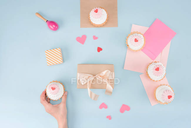 Torta in mano con confezione regalo — Foto stock