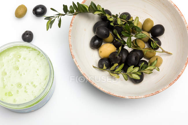 Crema ecológica y aceitunas - foto de stock