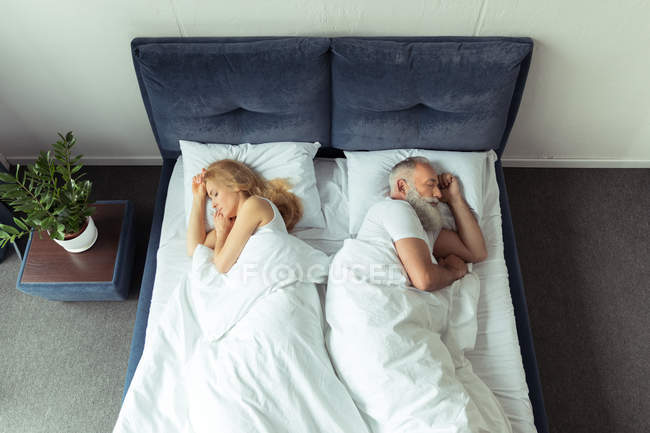 Couple dormant au lit — Photo de stock