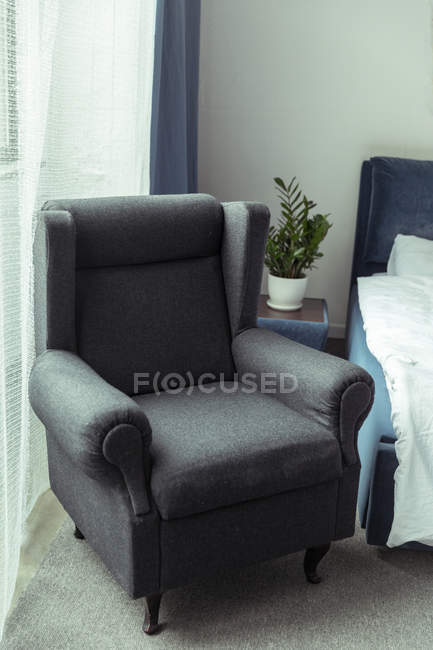 Сучасне крісло в спальні — стокове фото