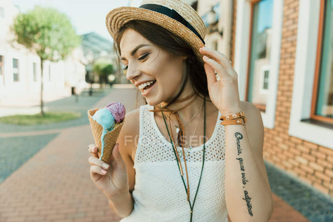 Jovem mulher comer sorvete — Fotografia de Stock