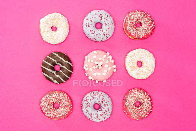 Vários donuts com vários esmaltes — Fotografia de Stock