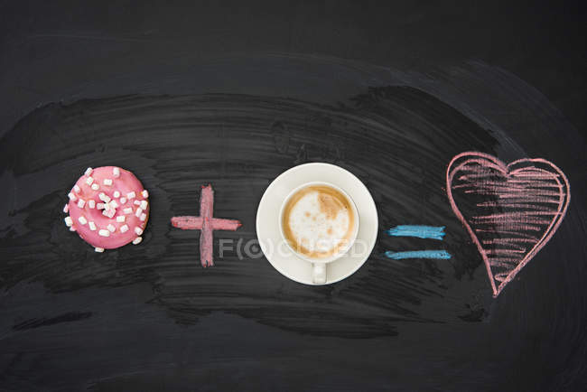 Склад їжі з пончиком і чашкою кави — стокове фото