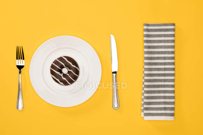 Donut with sweet glaze — Stock Photo