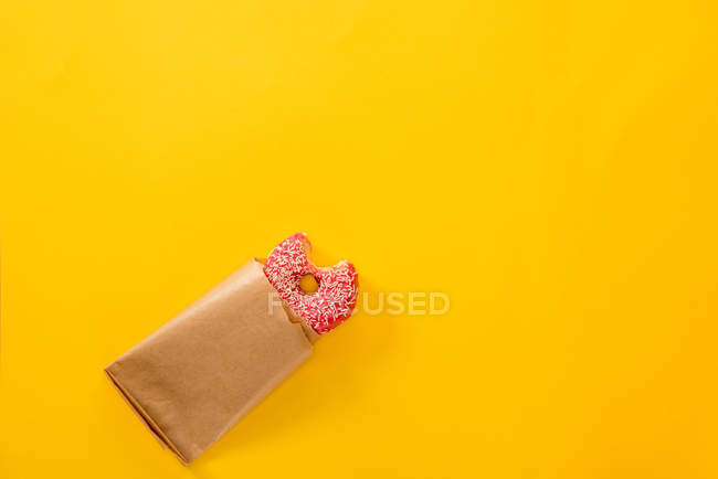 Donut mordido en glaseado rosa - foto de stock