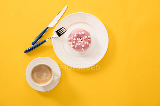 Tazza di caffè e ciambella — Foto stock