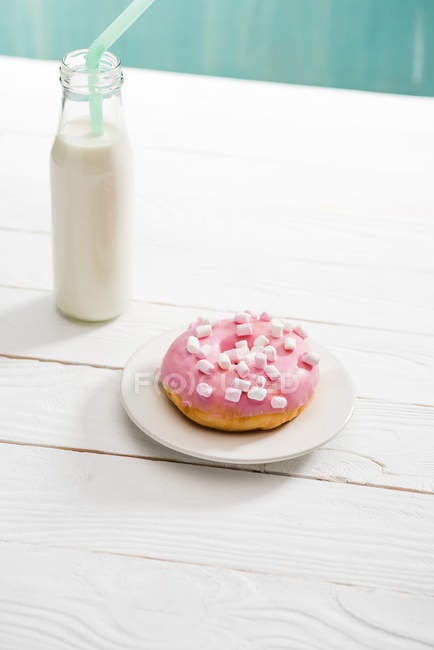 Donut com cobertura rosa e milkshake — Fotografia de Stock