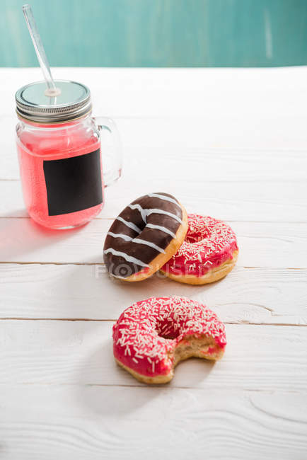 Sumo de bagas com donuts — Fotografia de Stock