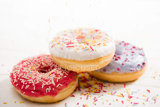 Donuts savoureux avec glaçage — Photo de stock