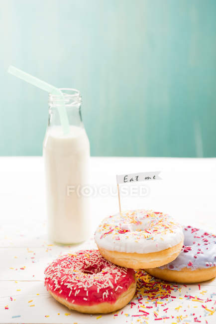 Donuts com milkshake em garrafa na mesa — Fotografia de Stock