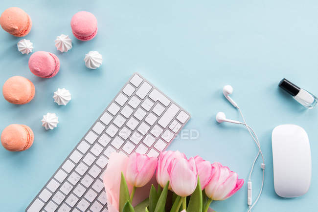 Clavier, macarons et fleurs sur table — Photo de stock