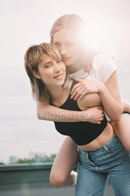 Belle jeune couple lesbienne — Photo de stock