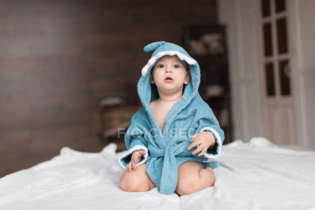 Niño en bata azul - foto de stock