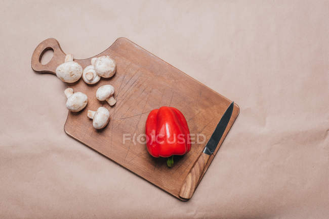 Poivron et champignons sur planche de bois — Photo de stock