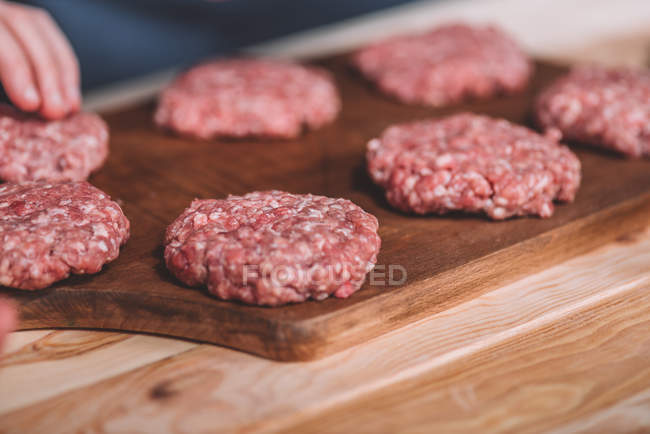 Pasteten mit rohem Fleisch — Stockfoto