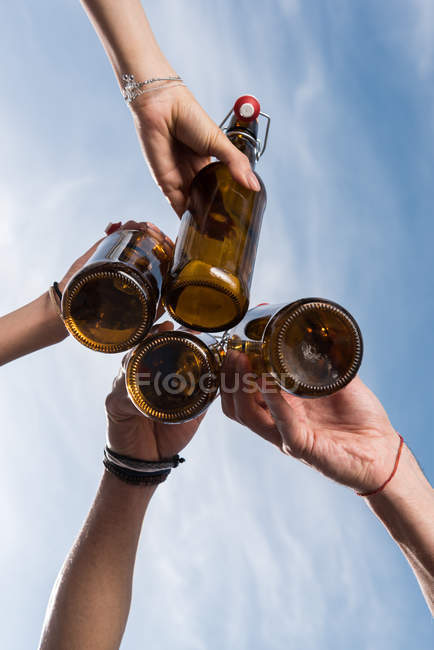 Amigos bebiendo cerveza - foto de stock