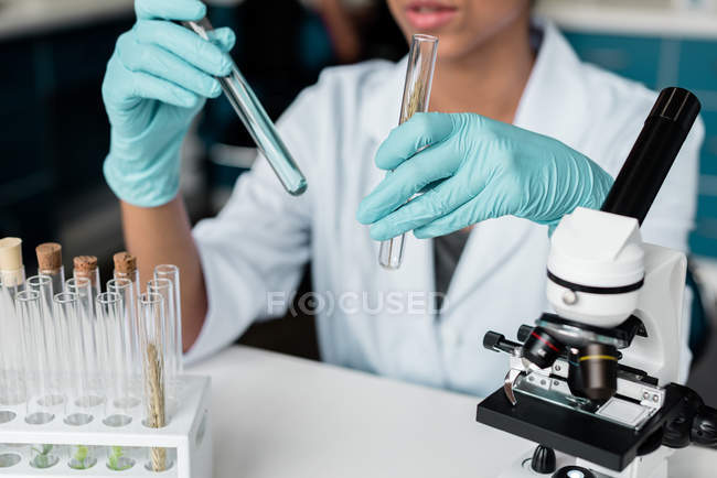 Científico haciendo experimento - foto de stock