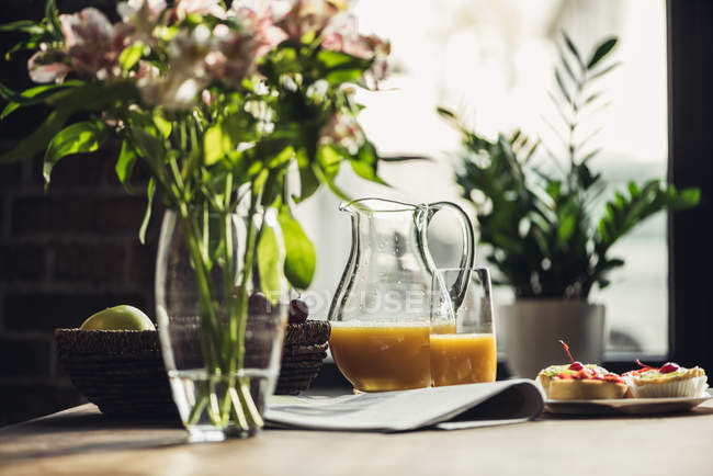 Pequeno-almoço na mesa da cozinha — Fotografia de Stock