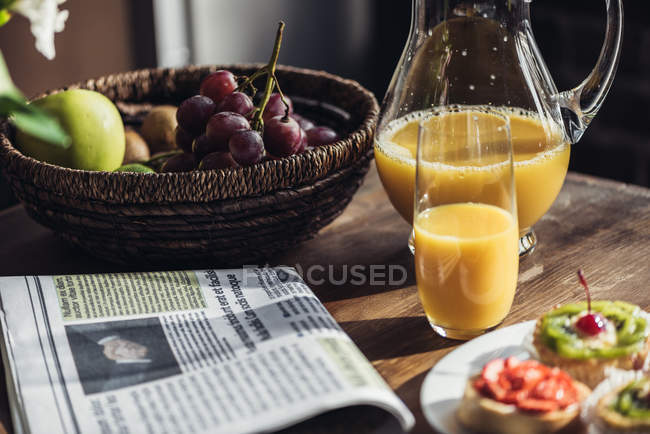 Desayuno en la mesa de cocina - foto de stock