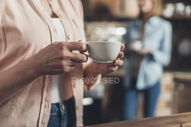 Personne tenant une tasse de café — Photo de stock
