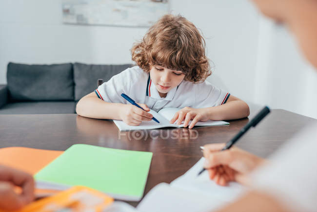 Junge macht Hausaufgaben mit Schwester — Stockfoto