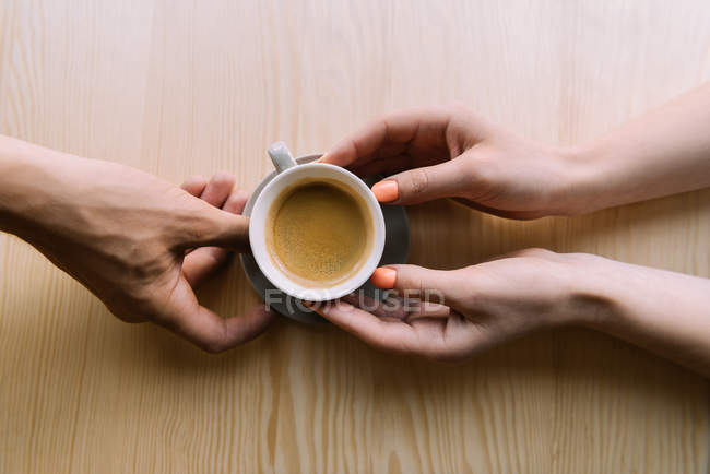 Mãos segurando xícara de café — Fotografia de Stock