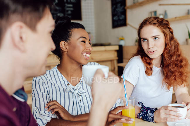 Amis boire du café et du jus — Photo de stock