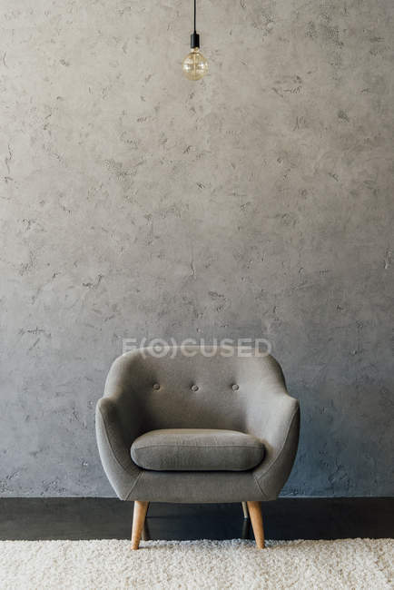 Sillón gris en habitación vacía - foto de stock