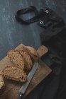 Pan fresco en tabla de cortar - foto de stock