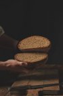 Пекарь режет хлеб — стоковое фото