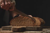 Пекарь режет хлеб — стоковое фото