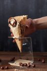 Вафельный конус с тающим мороженым — стоковое фото