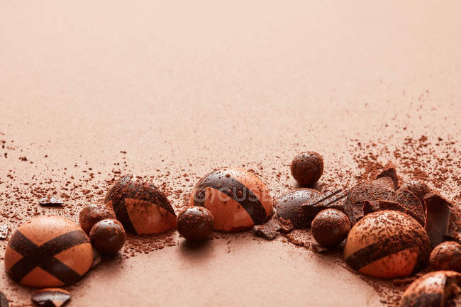 Cadre de chocolats sur brun — Photo de stock