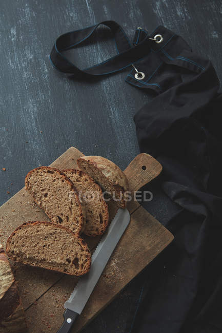 Pão fresco na tábua de corte — Fotografia de Stock