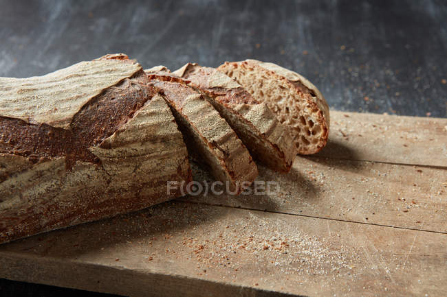 Pão fresco na tábua de corte — Fotografia de Stock