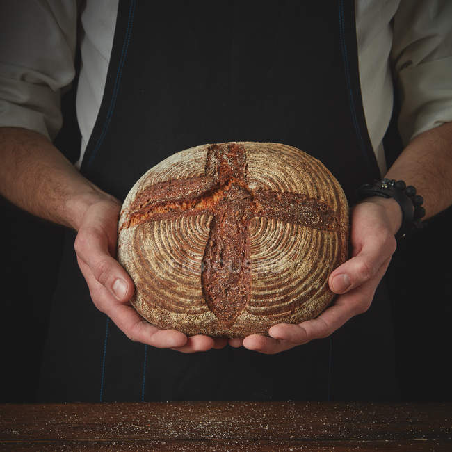 Panettiere con pane in mano — Foto stock
