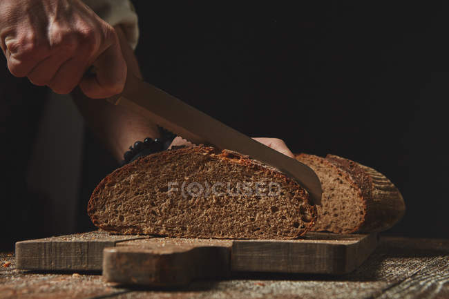 Panadero cortar pan - foto de stock