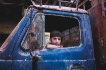 Мальчик сидит у машины — стоковое фото