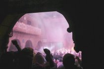 Une foule de gens affluent dans le temple — Photo de stock