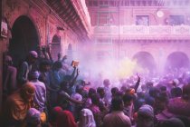 Толпа людей стекает в храм — стоковое фото